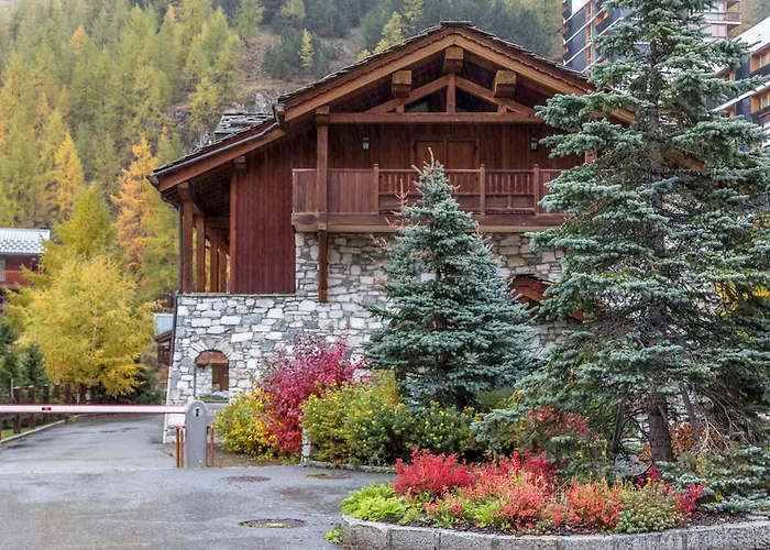 Chalet de Standing avec Cheminée et Sauna, Proche du Centre de Val-d'Isère - FR-1-694-14
